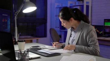 ışıkları ve bilgisayar dizüstü ekran ışığı ile gece geç saatlerde çalışma işkadını ileri sarma.