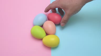 Bir başka masada statik kalmak Paskalya yumurtaları götürüp bir el.