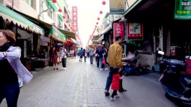 Changhua, Tayvan - 26 Mart 2018: Tin Hau Tapınağı sokakta satıcılar çok Lukang eski street ve iç görünümü.