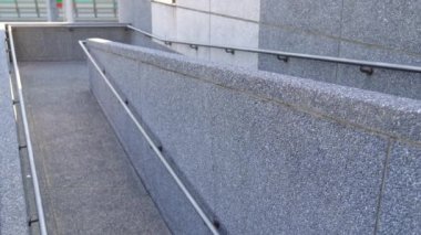 iki kız jogger şehir beton izi birlikte izleme. sağlıklı yaşam spor kadın çalışan.