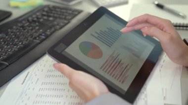 Eller multitasking kadın tablet, dizüstü bilgisayar ve wifi bağlama ve Pazar grafik arıyorum cep telefonu kullanarak kapatın.