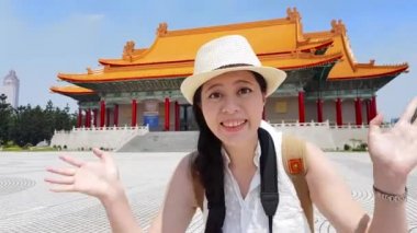 Özgürlük Meydanı önünde duran Asya turist. 