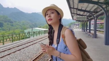 Bayan tren istasyonuna geldi. O ileri bakar ve onun arkadaşı da buraya geldi eğer görmek.