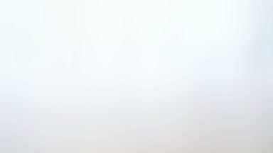 Beyaz arka plan üzerinde izole bir genç kadının parmağına krem losyon.