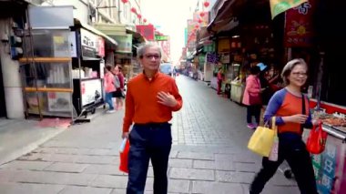 Changhua, Tayvan - 26 Mart 2018: Görünüm sahne sokakların iki yanda satıcıları ile dolu Lukang eski sokak.