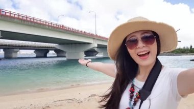 Asya backpacker Naminoue Beach'te bir selfie alarak. O kadar heyecan verici ve ailesi ile paylaşmak için sabırsızlanıyorum.