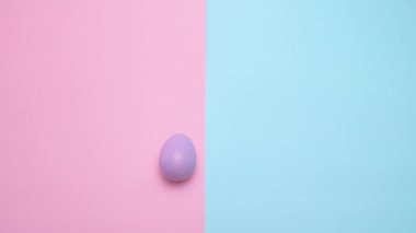 Paskalya yumurtaları birbiri ardına sağ ve sol ortaya. Punchy pastel arka plan üzerinde. Toplam sekiz.