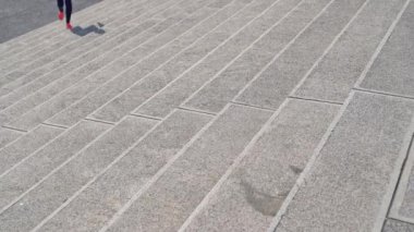 kadın jogger hızlı kentsel Beton merdiven, merdiven için çalıştırın