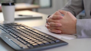 klavyede yazarak işkadını işçisi ve onun parmak başparmak ile onun proje oyun endişe hissediyorum