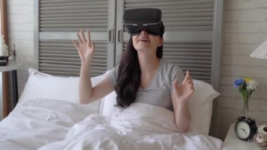 Asyalı kadın Vr cihazın sanal şeyler sahiptir. O çok heyecanlı ve öven engel olamıyorum.
