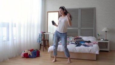 Asyalı Genç kadın gerçekten yüksek bir durumda değil. Kendini o kadar yüksek girmesini engelleyemezsiniz. O dinler pop müzik ve dans yatak çevresinde.
