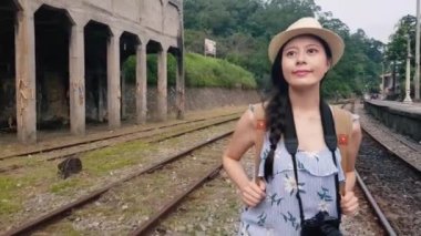 Shifan Tren İstasyonu demiryolu üzerinde yürüme Asya backpacker ağır çekim.