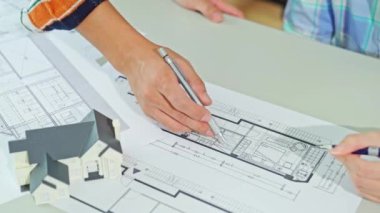 En yakın görünümünün profesyonel mimarlar proje tartışıyor eller yukarı üst