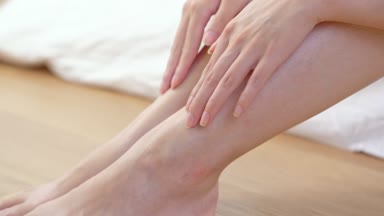 genç kızın parmak ile uzun bacak kadar sorunsuz bahar dokunmadan doğal manikür.