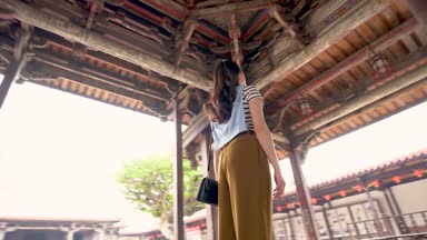 Geleneksel tavan altında duran ve sessizce detayını görmek bir Asyalı sahne.