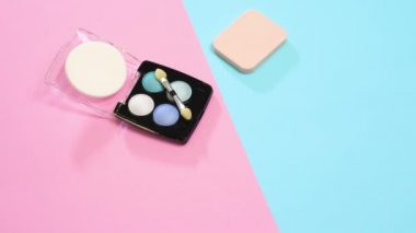 Kozmetik örnekler punchy pastel arka plan üzerinde tablo ortaya çıkar. Onlar sürekli dışarı.