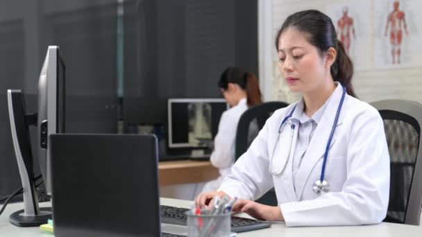 Avanço Rápido Equipe Médica Ocupada Trabalhando Conjunto Discussão Escritório — Vídeo de Stock