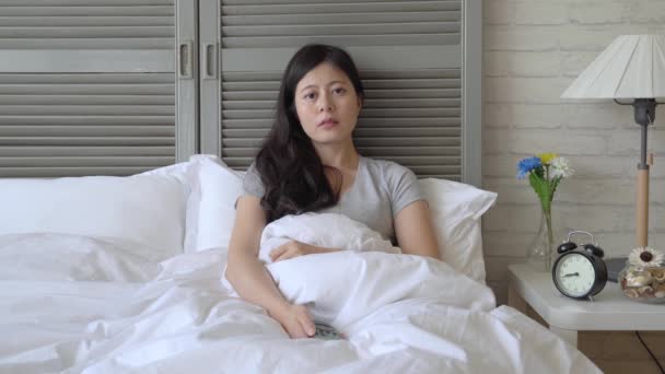 Aziatische Vrouw Knikt Terwijl Televisiekijken Saaie Toon — Stockvideo