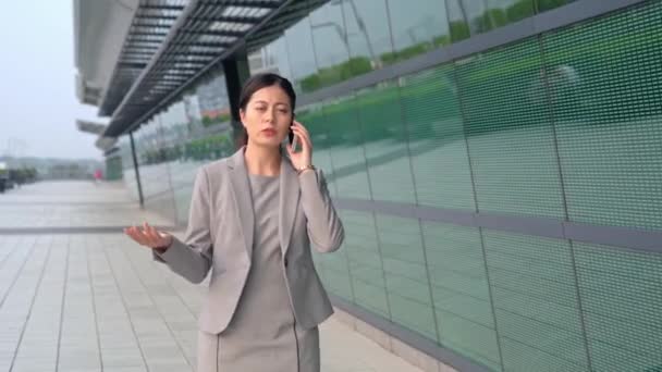 Uomini Affari Smart Phone Lavoratrice Asiatica Ufficio Che Parla Smartphone — Video Stock