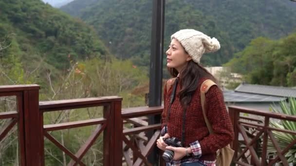 Joven Chica Caminando Por Sendero Montaña Disfrutar Vista Japón Aire — Vídeos de Stock