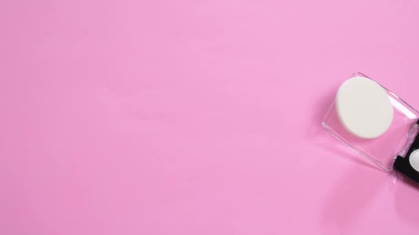Diferentes Tipos Puffs Sombra Olhos Colocados Mesa Conceito Pastel Punchy — Vídeo de Stock