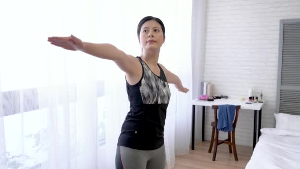 Donna Asiatica Aperto Braccia Guardò Lato Destro Del Suo Braccio — Video Stock