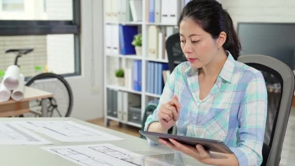 Joven Mujer Asiática Arquitecto Dibujo Mesa Profesional Trabajo Comprobar Tableta — Vídeos de Stock