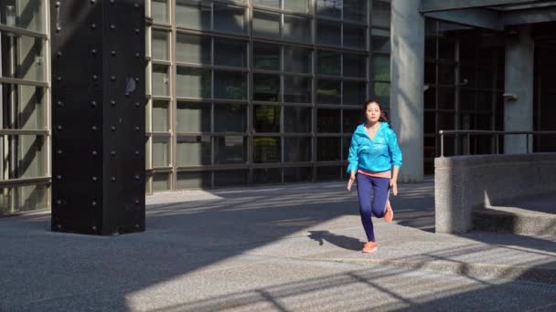 Rallentatore Giovane Donna Jogger Partenza Corsa Allo Sfondo Edificio Della — Video Stock