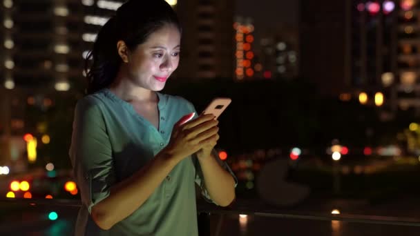 Meisje Met Smartphone Achtergrond Verlichting Gloed Bokeh Licht Nacht Stad — Stockvideo