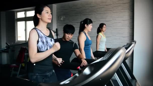 Asyalı Kız Öğrencinin Doğru Egzersiz Yapın Kullanmayı Öğretmek Koç Sahne — Stok video