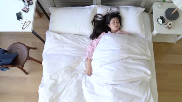 亚洲女士紧紧地睡在毯子里 她穿着粉红色可爱的睡衣 — 图库视频影像