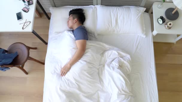 Hombre Cansado Duerme Profundamente Una Cama Doble Una Vista Ángulo — Vídeo de stock