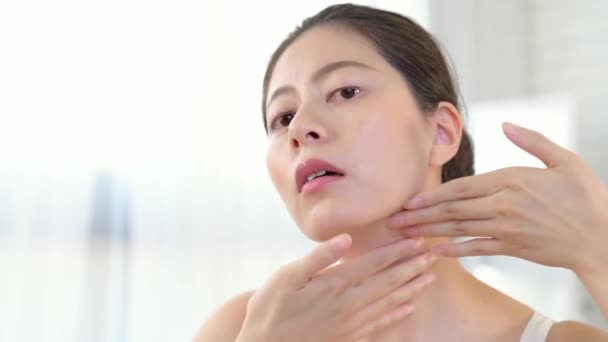 Schöne Asiatische Mädchen Modell Anwendung Kosmetische Creme Behandlung Auf Ihr — Stockvideo