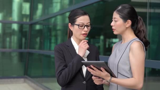 Zufriedene Japanische Geschäftskollegen Besprechen Plan Und Idee Außerhalb Des Büros — Stockvideo