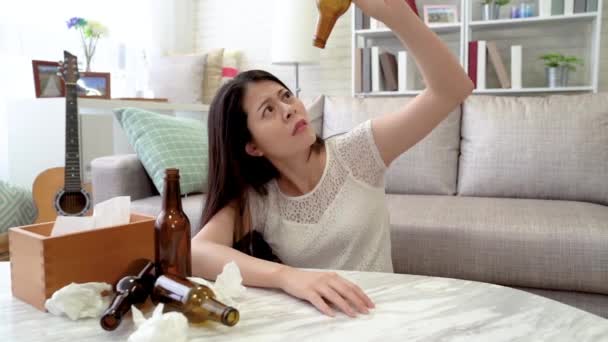 Asijské Žena Špatnou Náladu Skončila Veškerý Alkohol Který Měla Použitý — Stock video