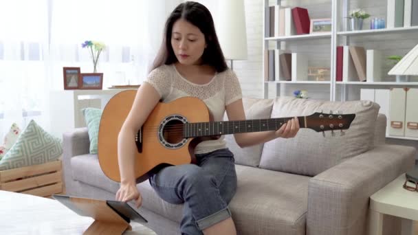 Азиатка Снимает Живое Видео Делится Своими Гитарными Навыками Своими Поклонниками — стоковое видео