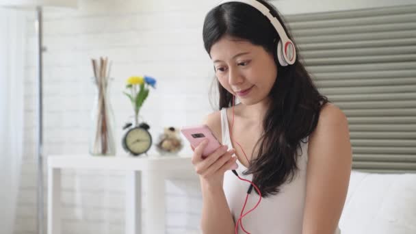 Jeune Femme Asiatique Moderne Portant Des Chemises Casque Écoutant Musique — Video