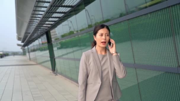 Slowmotion Rörlighet För Attraktiv Ung Affärskvinna Promenader Och Talar Smartphone — Stockvideo