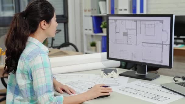 Diseñadora Femenina Revisa Proyecto Architect Construction Project Sketch Concept Pantalla — Vídeos de Stock