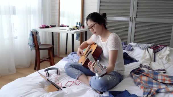 少女は 彼女の恋人にギターを弾きます 側面図です 彼女は非常に魅力的に見える — ストック動画