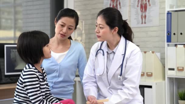 Mama Wziąć Jej Małą Dziewczynką Badanie Gardła Przez Pediatra Pomocą — Wideo stockowe