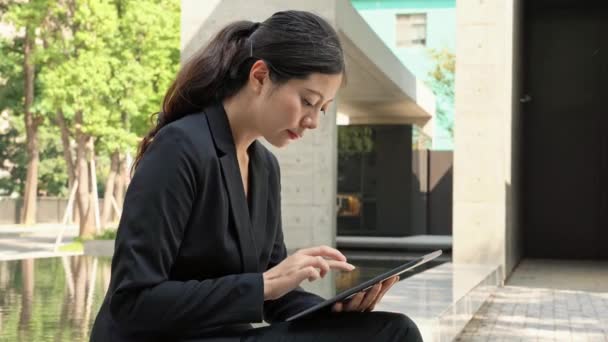 Profesional Joven Asiático Utilizando Tableta Digital Para Negocio Móvil Sentado — Vídeos de Stock