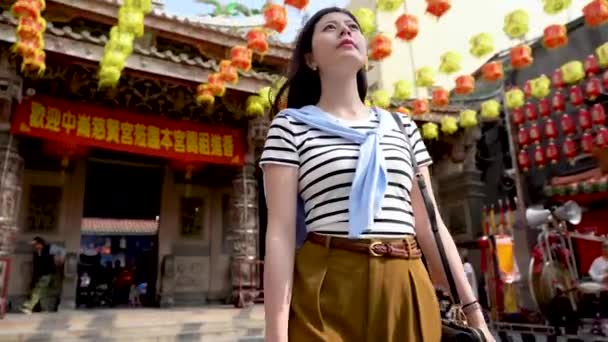 Turista Femenina Moderna Asiática Pie Medio Del Templo Tin Hau — Vídeo de stock