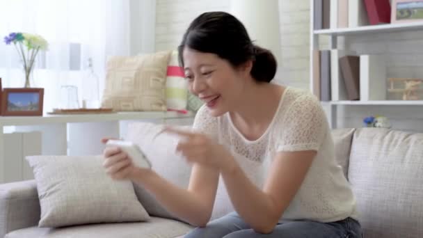 Mujer Asiática Viendo Los Videoclips Divertidos Estaba Buen Humor Podía — Vídeos de Stock