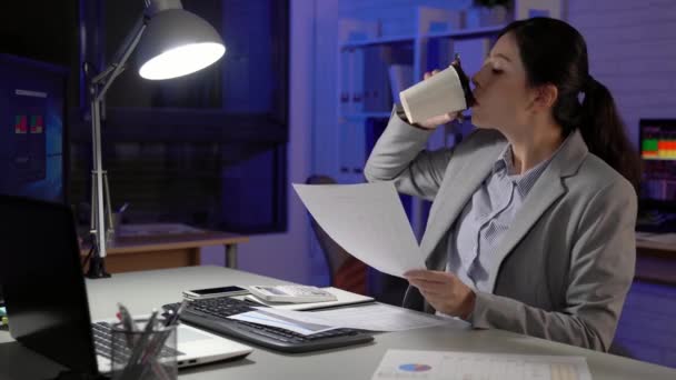 Arbeitszeitkonzept Junge Geschäftsfrau Die Bis Spät Die Nacht Arbeitet Aufgaben — Stockvideo