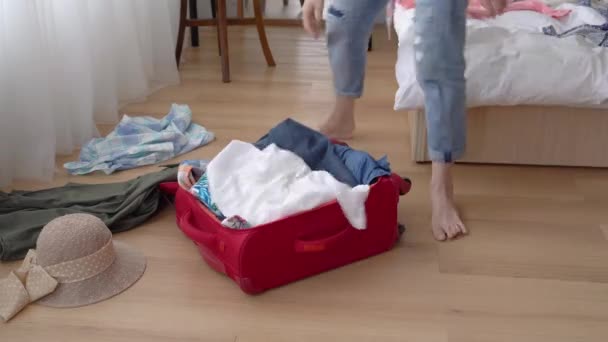 누군가가 아시아 여자의 그녀는 빨리이 지저분한 청소를 가방에 던졌다 — 비디오