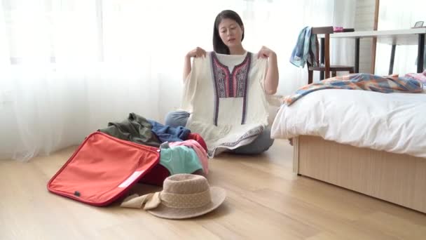 Menina Asiática Embalando Sua Bagagem Seu Quarto Ela Senta Chão — Vídeo de Stock