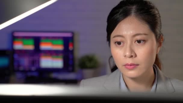 Koncentrera Sig Vacker Ung Kvinna Med Dator Arbeta Sent Medan — Stockvideo