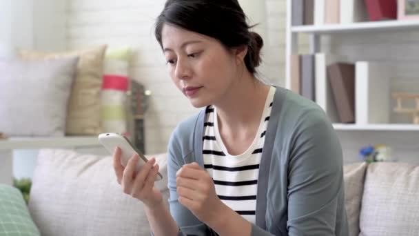 Aziatische Vrouw Voelt Goed Nadat Lekkere Koffie Drinkt Wanneer Sms — Stockvideo