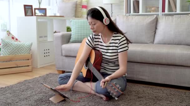 Asiática Estudiante Femenina Toque Guitarra Madera Para Seguir Video Línea — Vídeo de stock